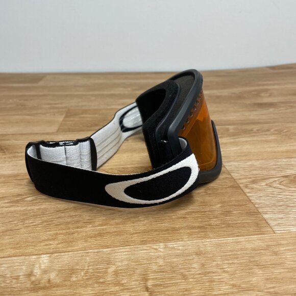 OAKLEY GOGGLES SKI SNOWBOARD AMBER LENS OUTDOORS ADULT BLACK WHITE STRAP LOGO - Picture 3 of 4
